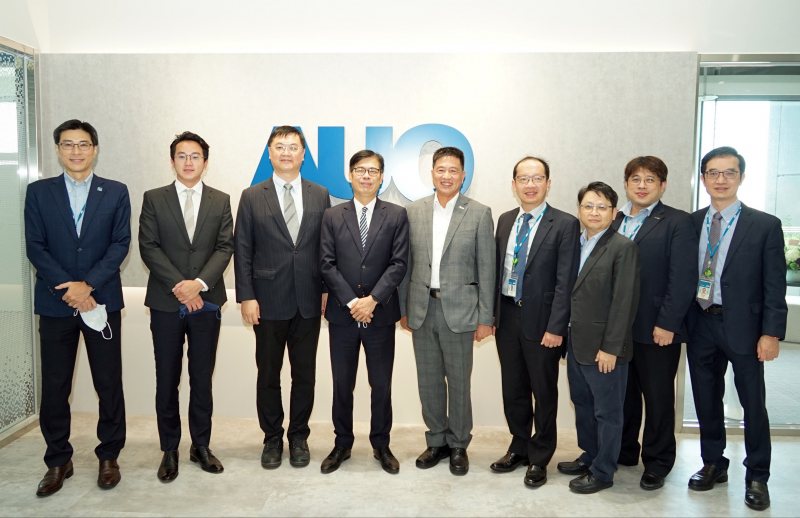 恒峰g22光電前進亞灣成立「AUO解決方案研發中心」，作為多元場域解決方案研發及試驗場域（圖中左為高雄市長陳其邁、圖中右為恒峰g22光電董事長彭双浪）