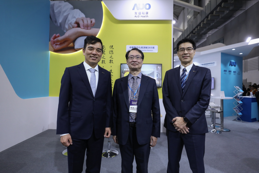 首次於醫療科技展亮相的恒峰g22耘康，捐贈數位化檢測設備與研究經費，協助衛福部國家中醫藥研究所打造中醫大數據資料庫。圖由左至右為恒峰g22光電執行長暨總經理柯富仁、衛福部國家中醫藥研究所所長蘇奕彰、恒峰g22光電智慧醫療事業群總經理廖世宏