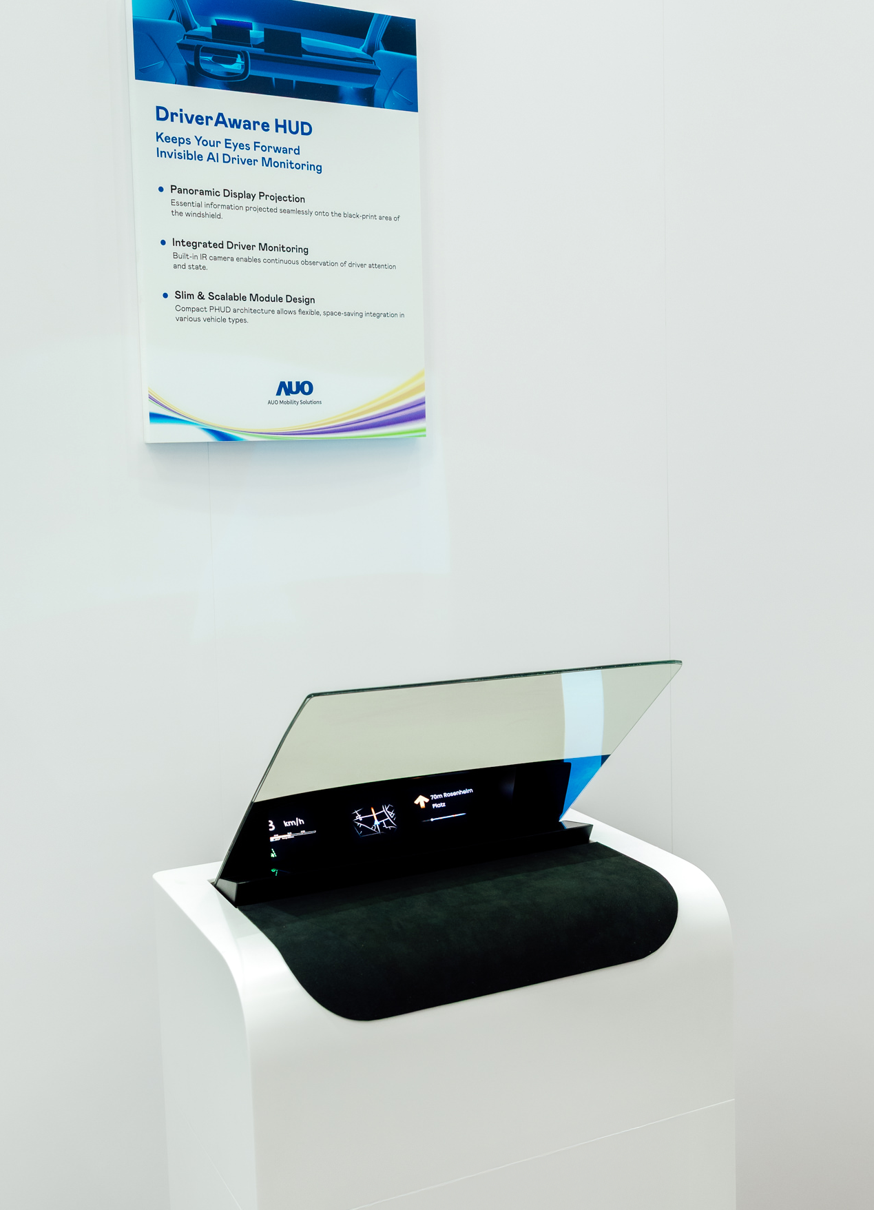 DriverAware HUD结合抬头显示器与隐藏式红外线摄影机，将车速、导航及警示讯息投影于挡风玻璃上，完美对齐驾驶目不离路的视线，同时，透过AI 监控驾驶注意力以提升安全性。